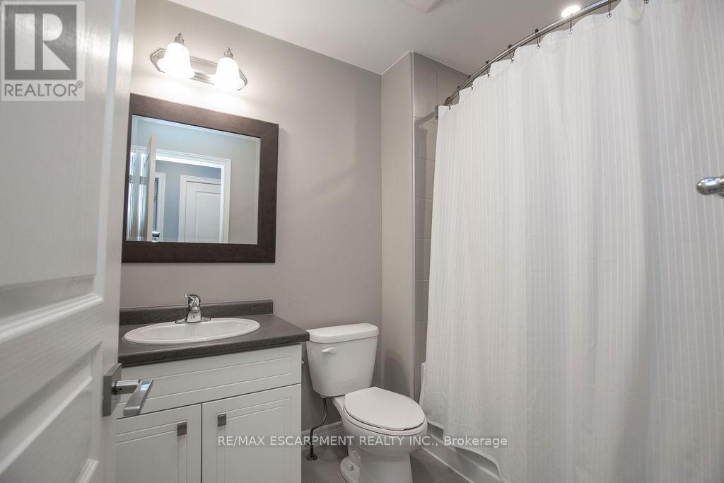 85 Chamomile Drive, Hamilton, ON - Indoor Photo Showing Bathroom