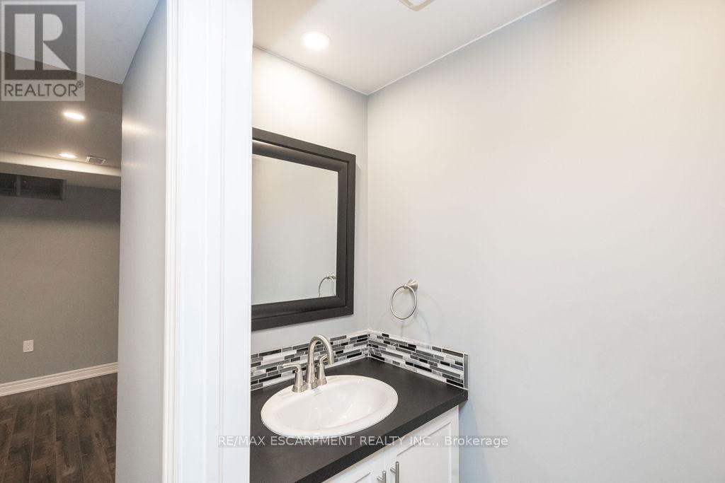 85 Chamomile Drive, Hamilton, ON - Indoor Photo Showing Bathroom