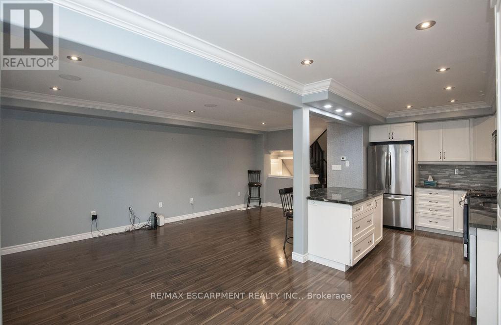 85 Chamomile Drive, Hamilton, ON - Indoor Photo Showing Kitchen