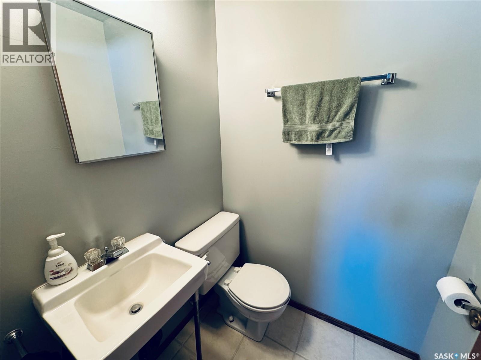 403 8Th Avenue W, Biggar, SK - Indoor Photo Showing Bathroom