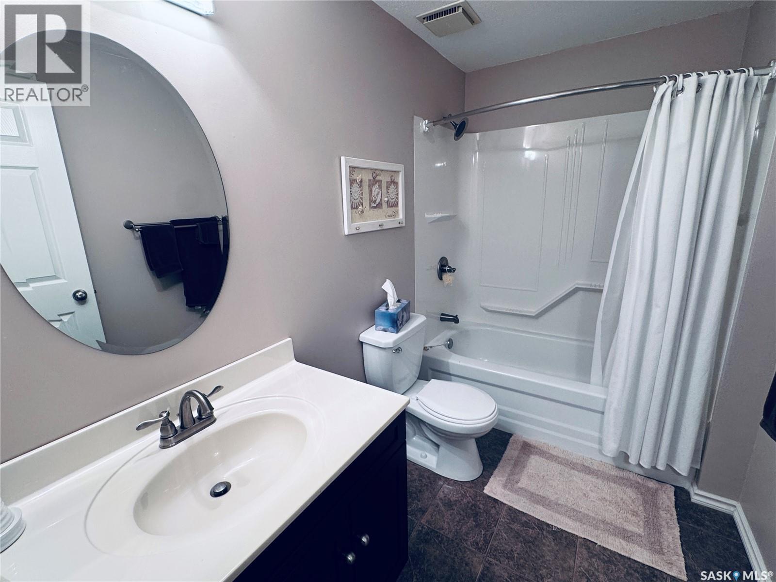 403 8Th Avenue W, Biggar, SK - Indoor Photo Showing Bathroom