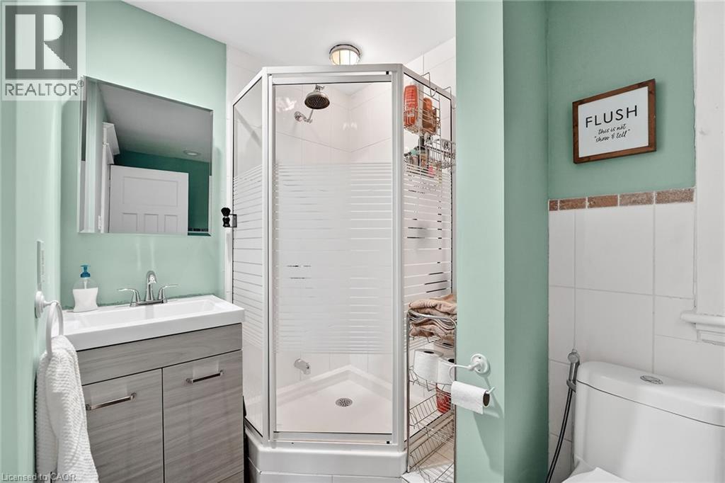 207 Edgemont Street S, Hamilton, ON - Indoor Photo Showing Bathroom