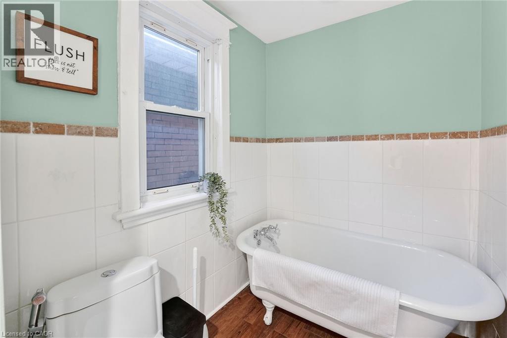 207 Edgemont Street S, Hamilton, ON - Indoor Photo Showing Bathroom