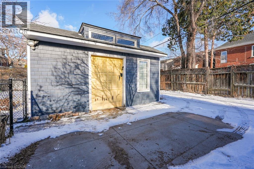 207 Edgemont Street S, Hamilton, ON - Outdoor