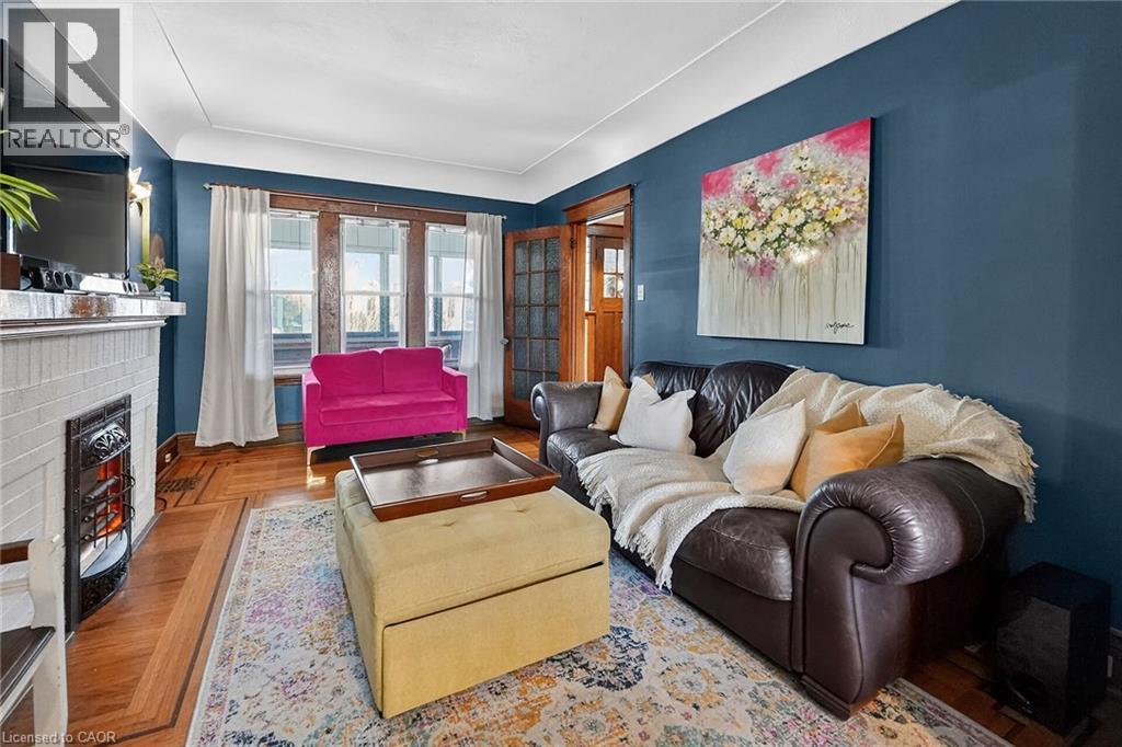 207 Edgemont Street S, Hamilton, ON - Indoor Photo Showing Living Room With Fireplace