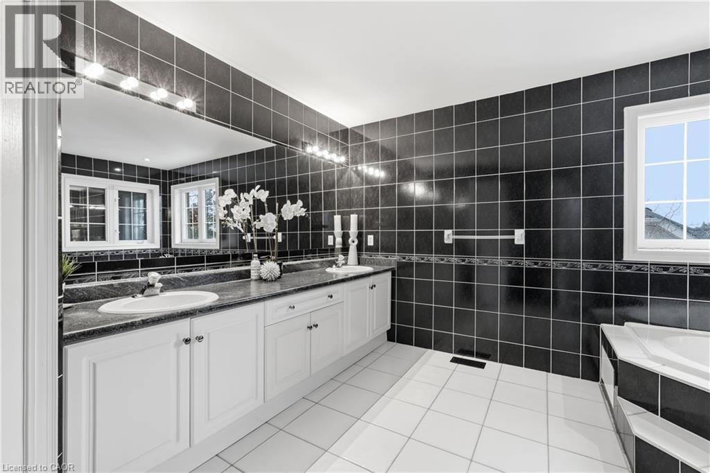 4184 Arbourfield Drive, Burlington, ON - Indoor Photo Showing Bathroom