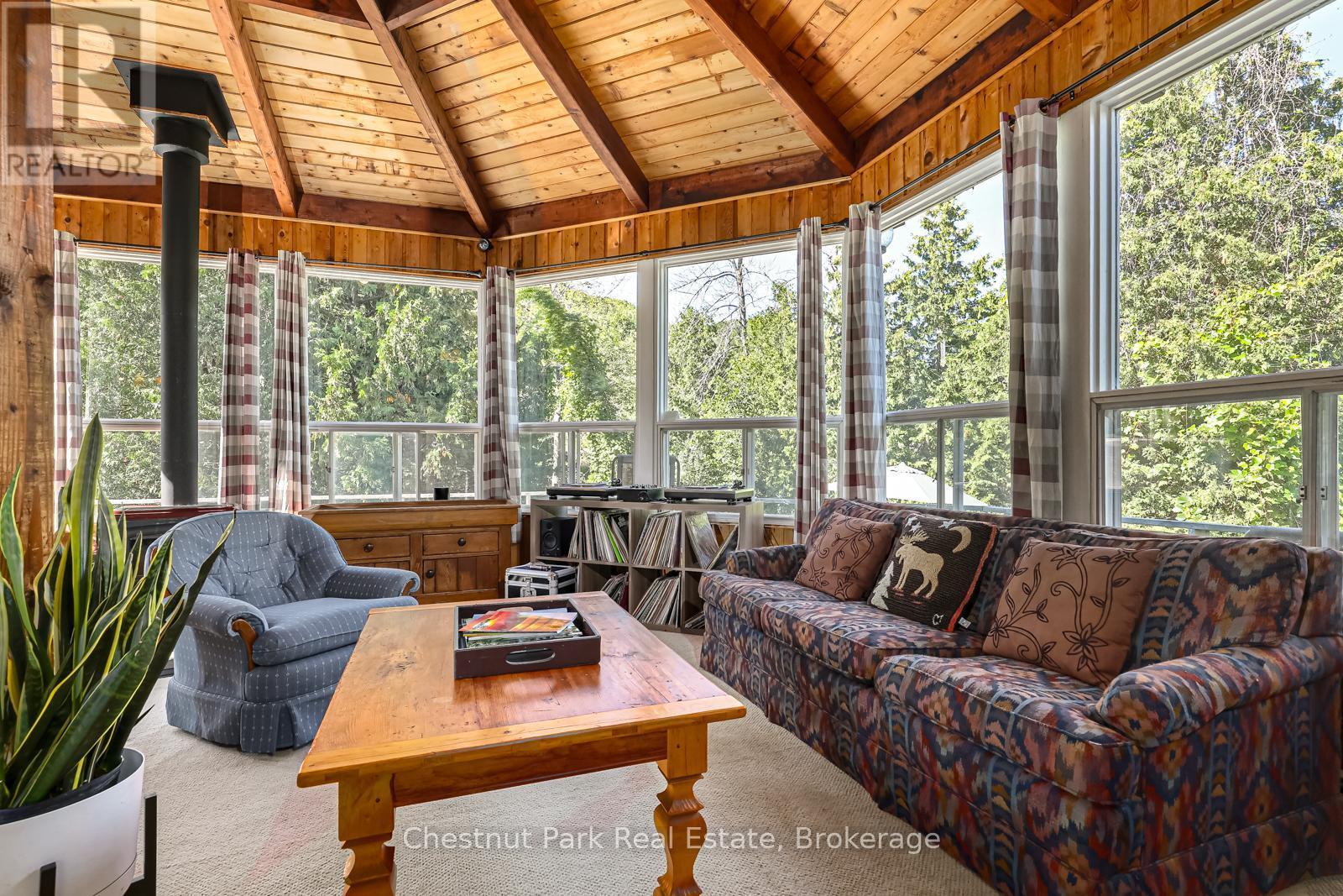 Unique floor plan with views out back and side - 158 Wensley Drive, Blue Mountains, ON - Indoor Photo Showing Living Room