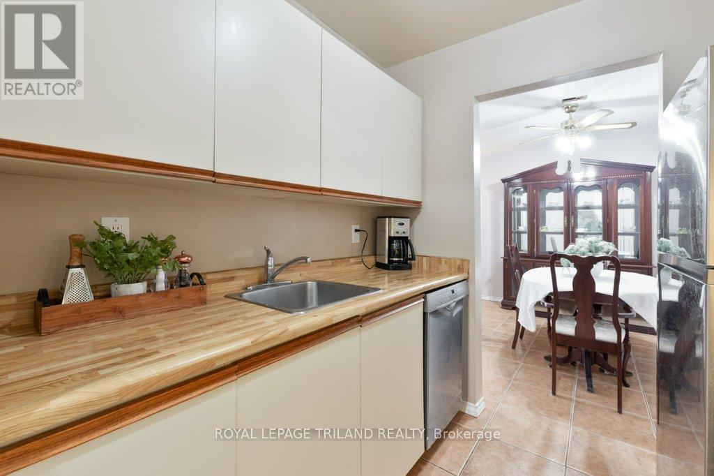 104 - 729 Deveron Crescent, London South (South T), ON - Indoor Photo Showing Kitchen
