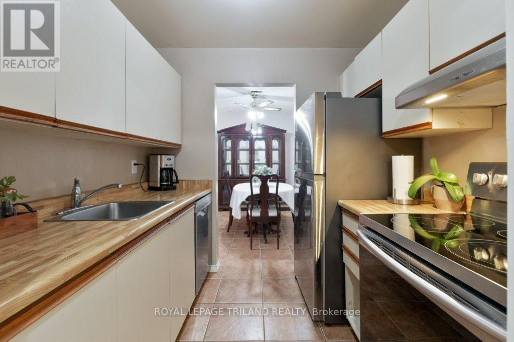 104 - 729 Deveron Crescent, London South (South T), ON - Indoor Photo Showing Kitchen
