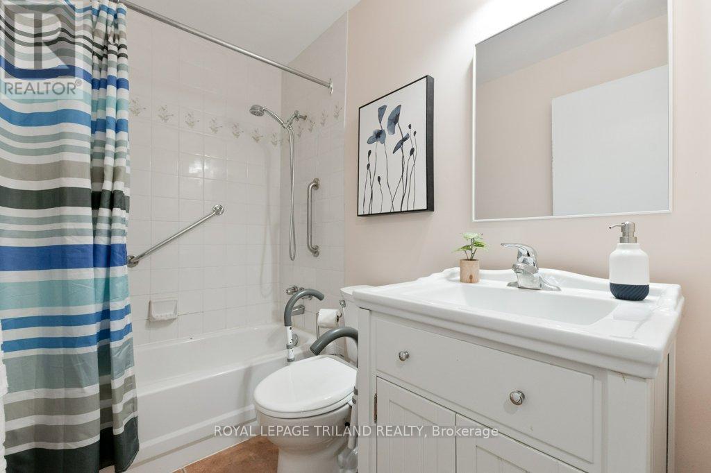 104 - 729 Deveron Crescent, London South (South T), ON - Indoor Photo Showing Bathroom