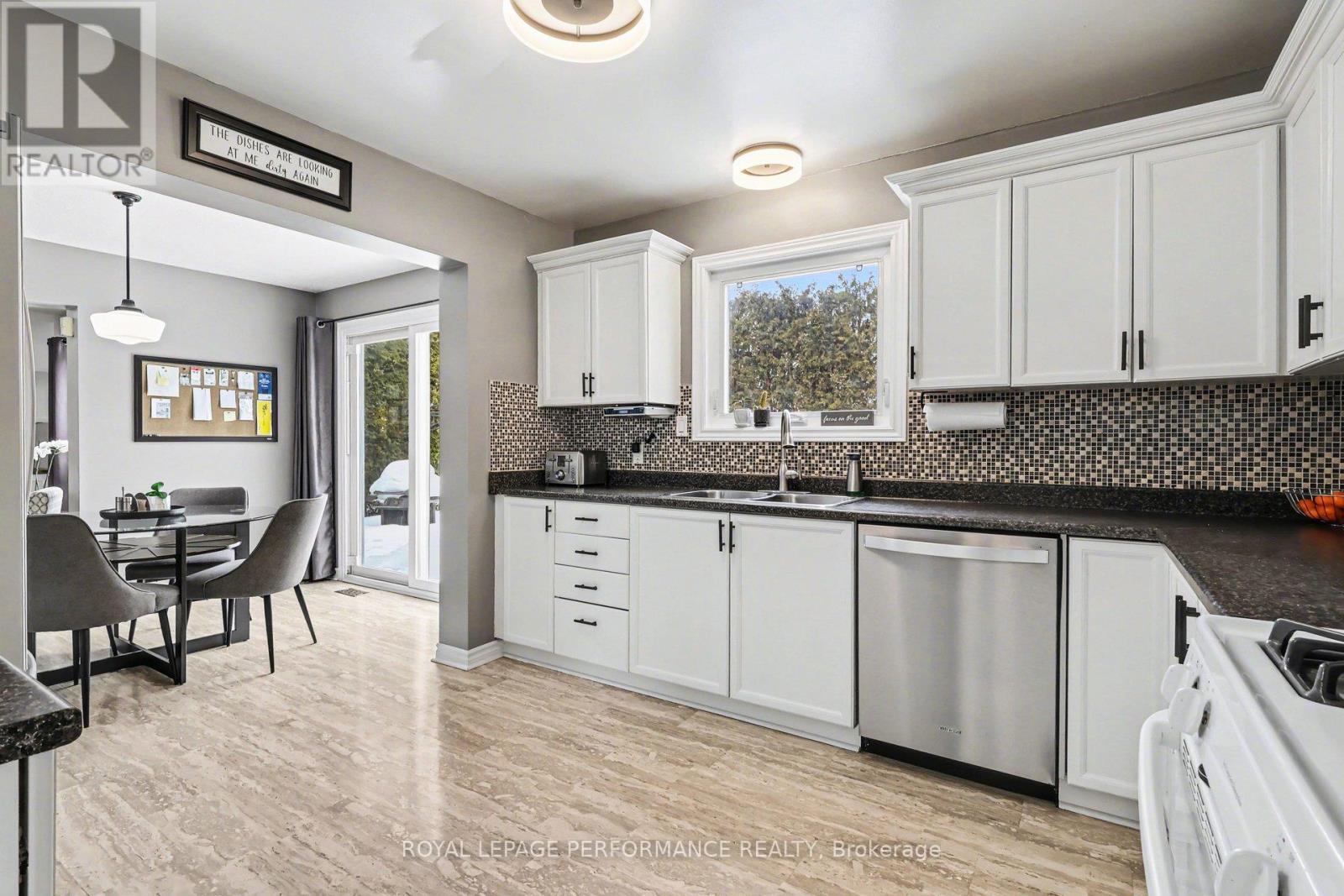 1606 Westport Crescent, Ottawa, ON - Indoor Photo Showing Kitchen With Double Sink