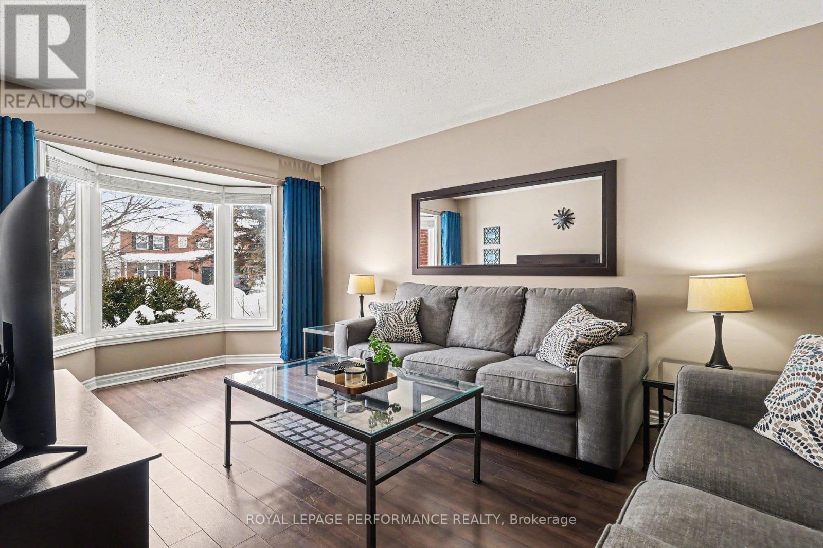 1606 Westport Crescent, Ottawa, ON - Indoor Photo Showing Living Room