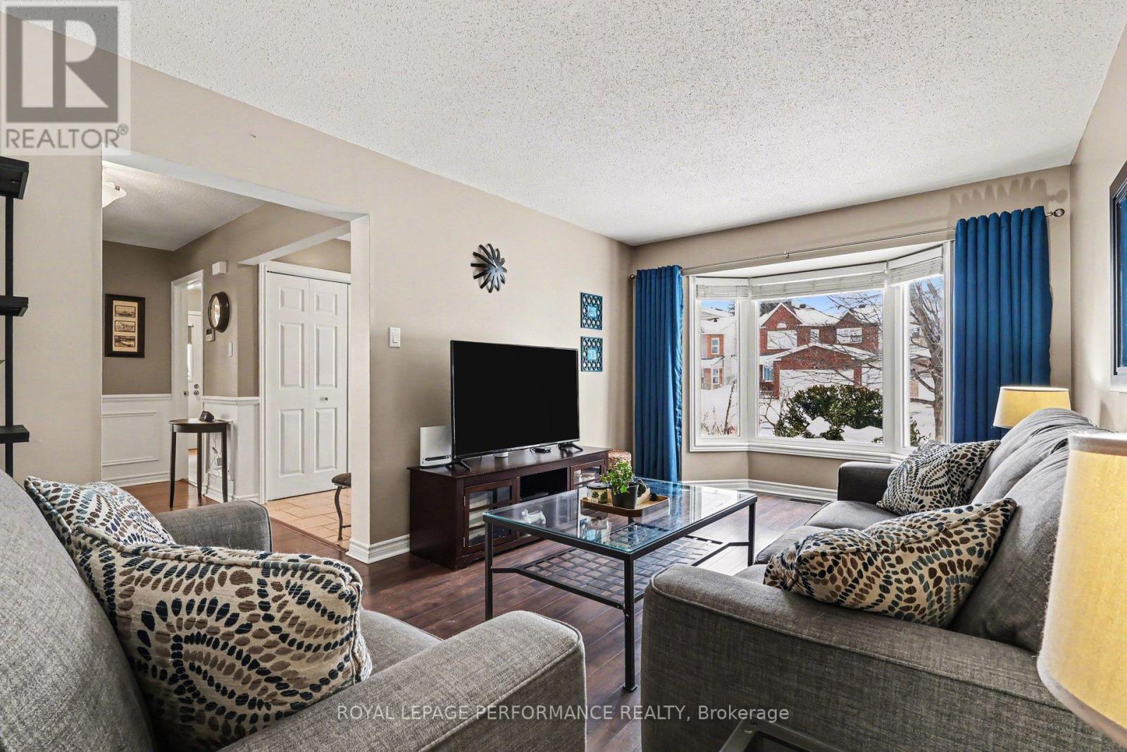 1606 Westport Crescent, Ottawa, ON - Indoor Photo Showing Living Room