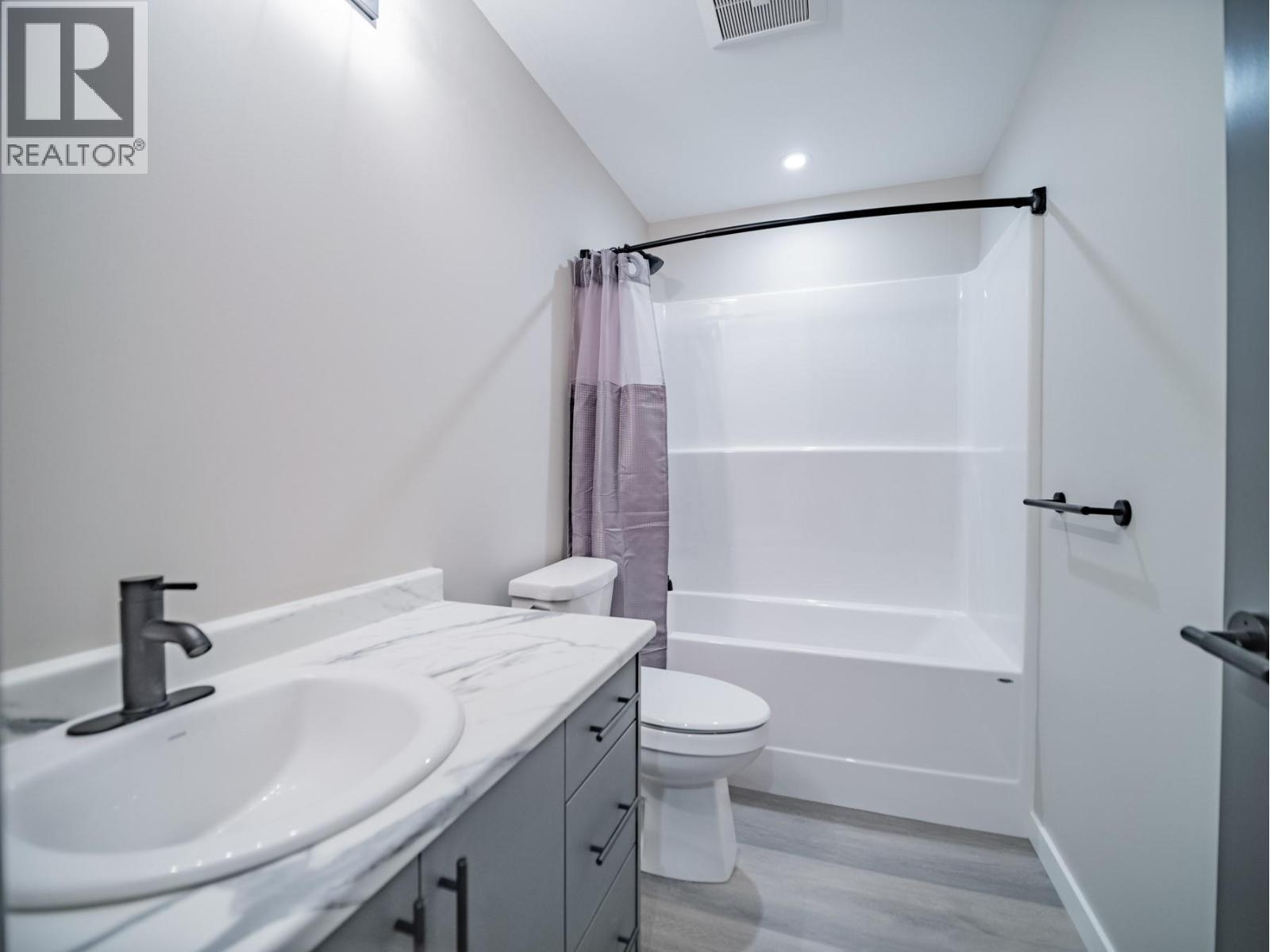 2255 Mctavish Road Unit# A Lot# Sl 2, Kamloops, BC - Indoor Photo Showing Bathroom