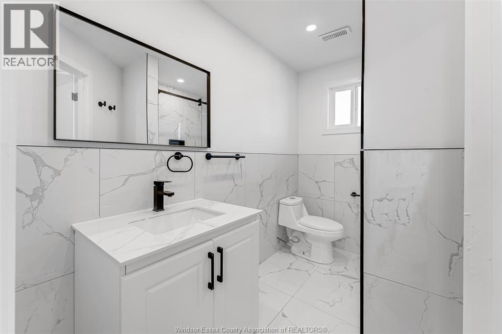 409 Hall Unit# B, Windsor, ON - Indoor Photo Showing Bathroom