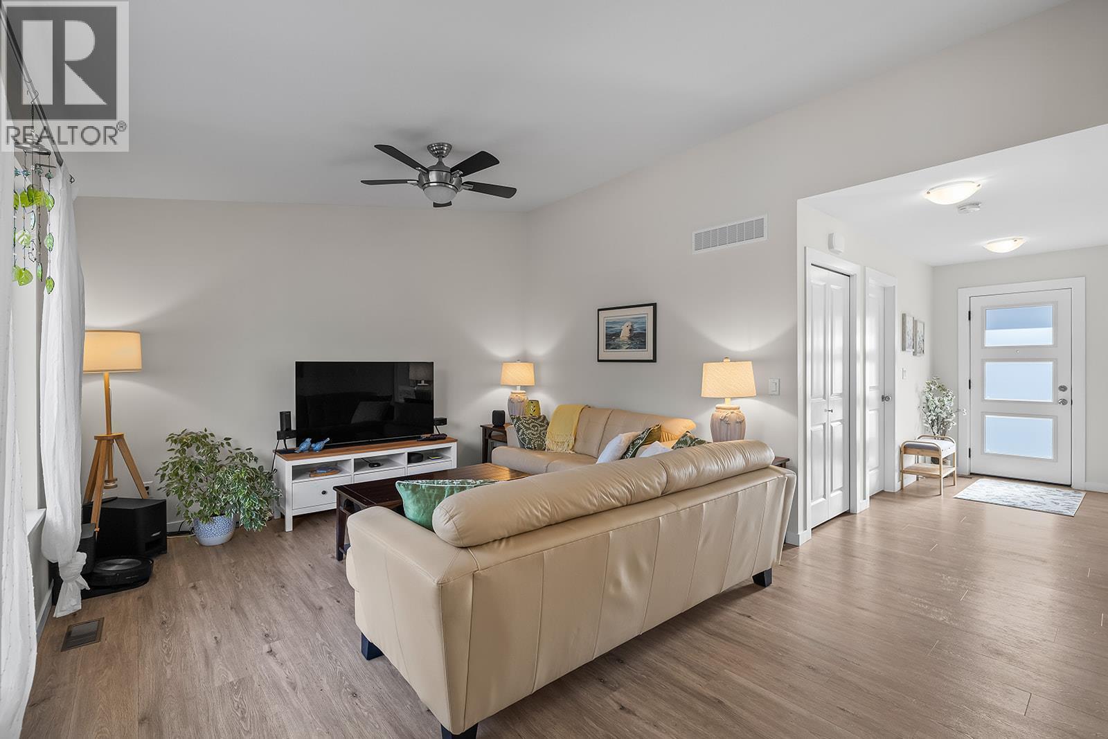 664 Muir Road, Kelowna, BC - Indoor Photo Showing Living Room