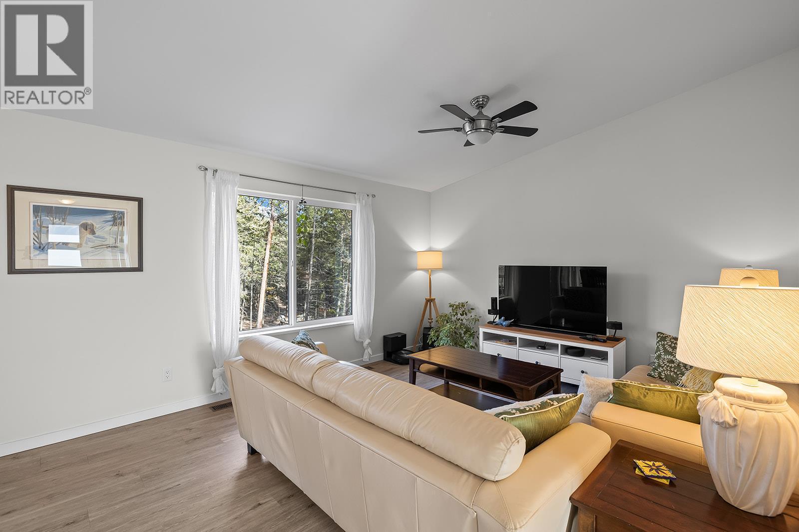 664 Muir Road, Kelowna, BC - Indoor Photo Showing Living Room