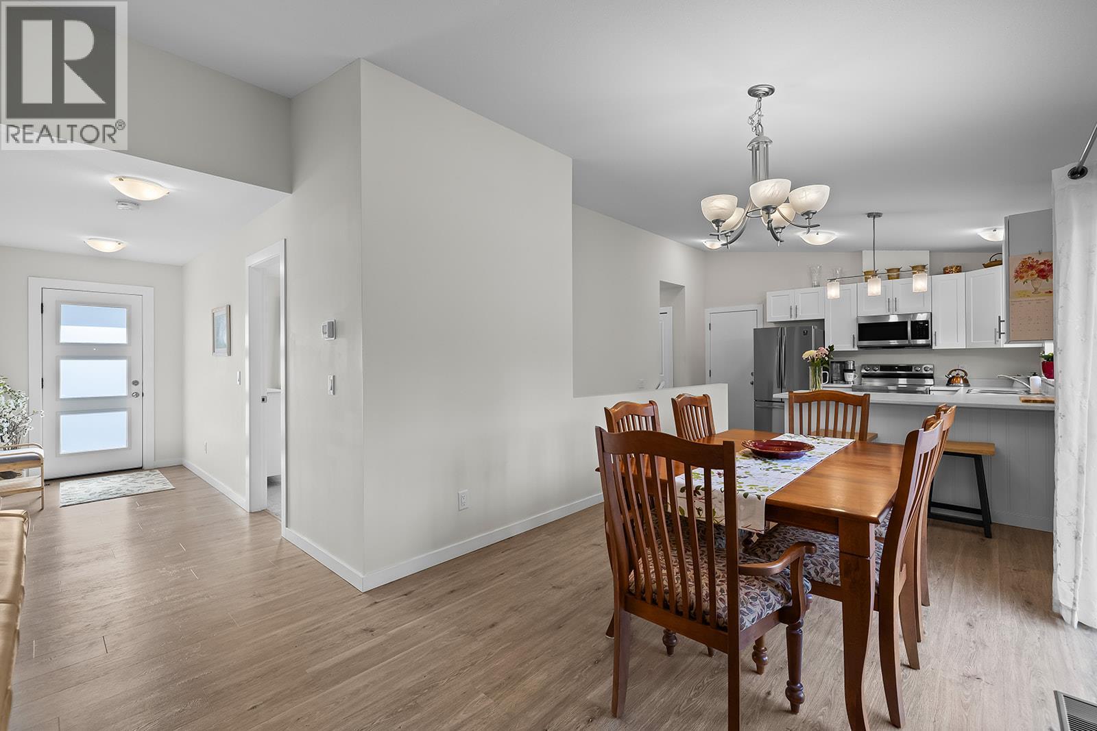 664 Muir Road, Kelowna, BC - Indoor Photo Showing Dining Room