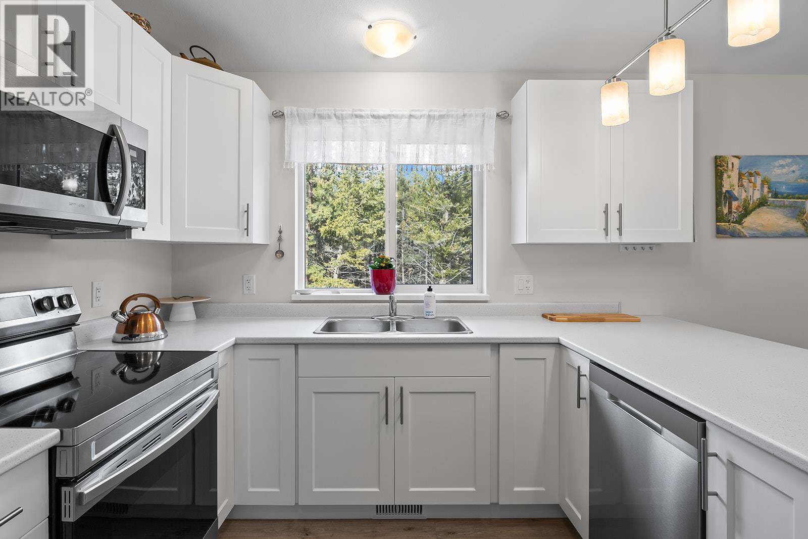 664 Muir Road, Kelowna, BC - Indoor Photo Showing Kitchen With Double Sink