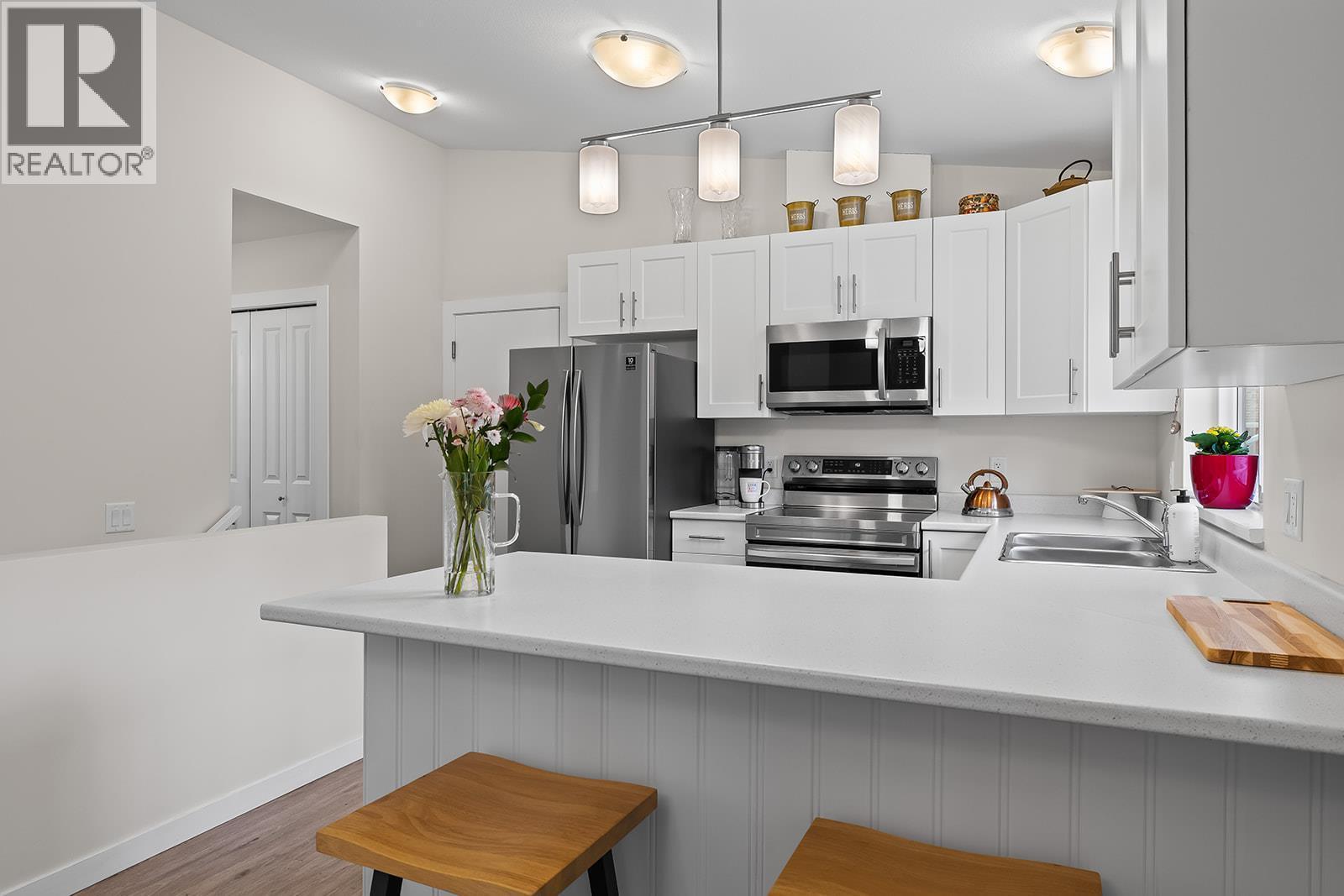 664 Muir Road, Kelowna, BC - Indoor Photo Showing Kitchen With Double Sink