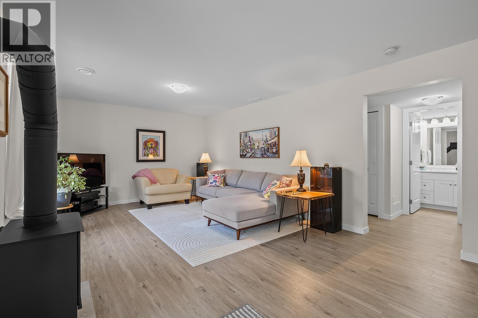 664 Muir Road, Kelowna, BC - Indoor Photo Showing Living Room
