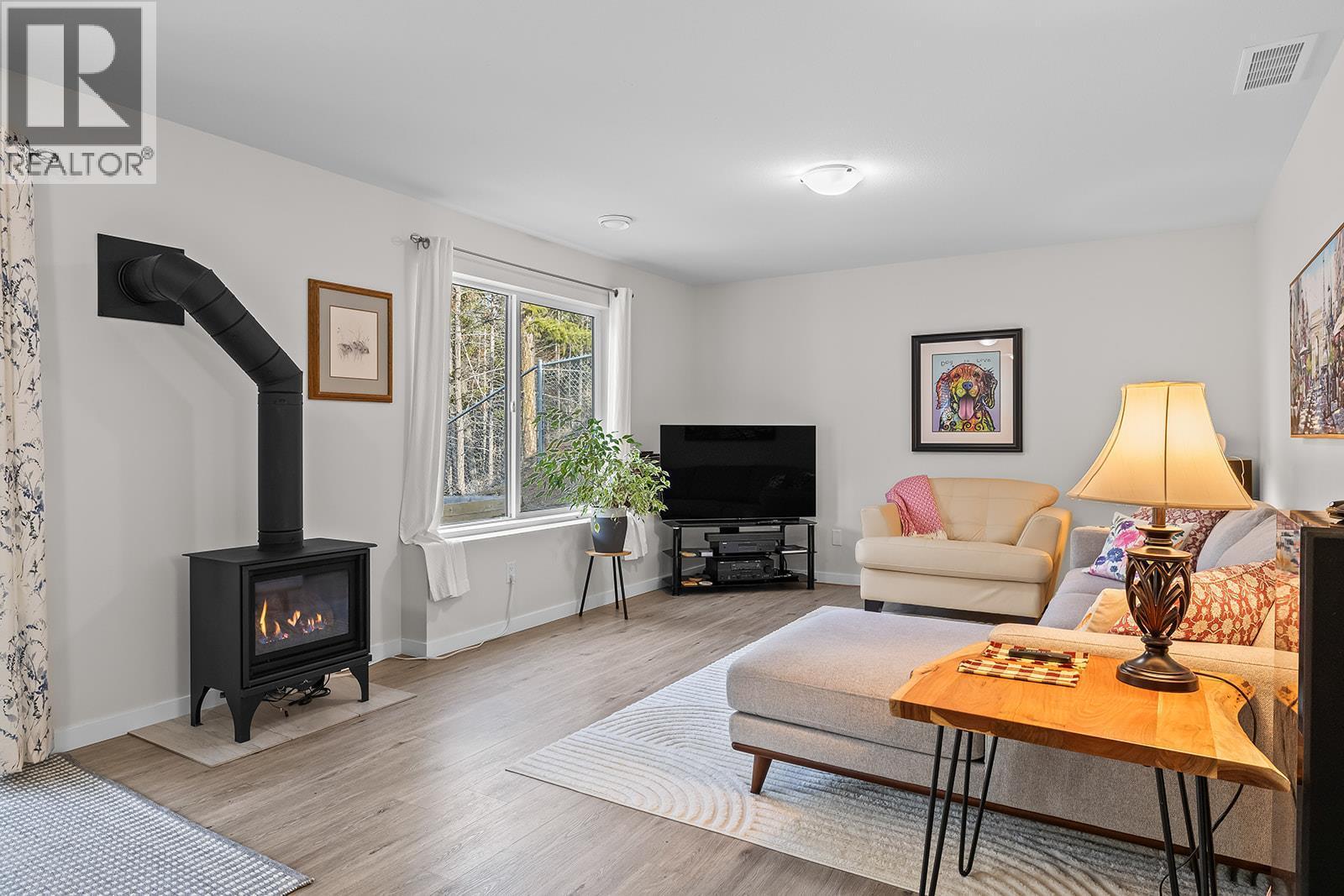 664 Muir Road, Kelowna, BC - Indoor Photo Showing Living Room With Fireplace