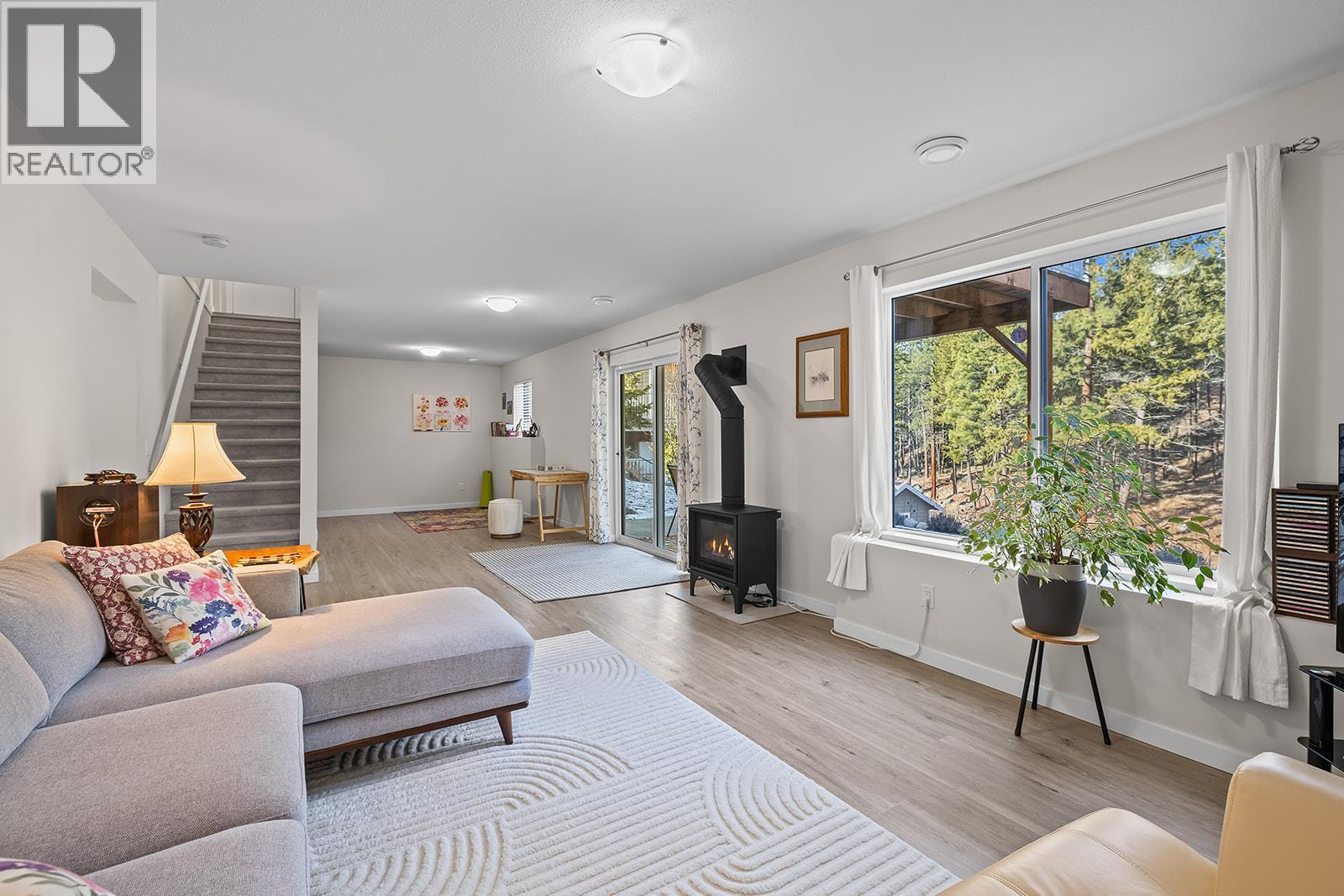664 Muir Road, Kelowna, BC - Indoor Photo Showing Living Room