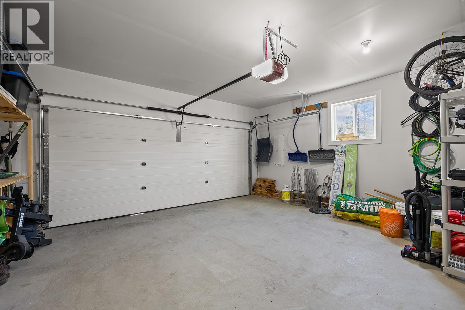 664 Muir Road, Kelowna, BC - Indoor Photo Showing Garage