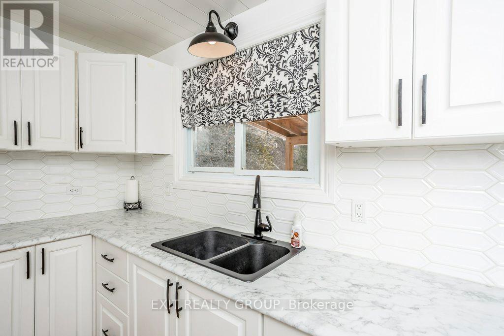 640 Victoria Street N, Tweed (Hungerford (Twp)), ON - Indoor Photo Showing Kitchen With Double Sink