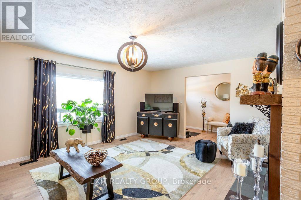 640 Victoria Street N, Tweed (Hungerford (Twp)), ON - Indoor Photo Showing Living Room