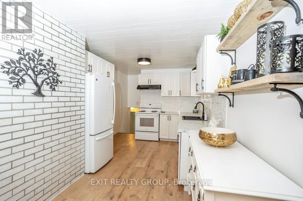 640 Victoria Street N, Tweed (Hungerford (Twp)), ON - Indoor Photo Showing Kitchen