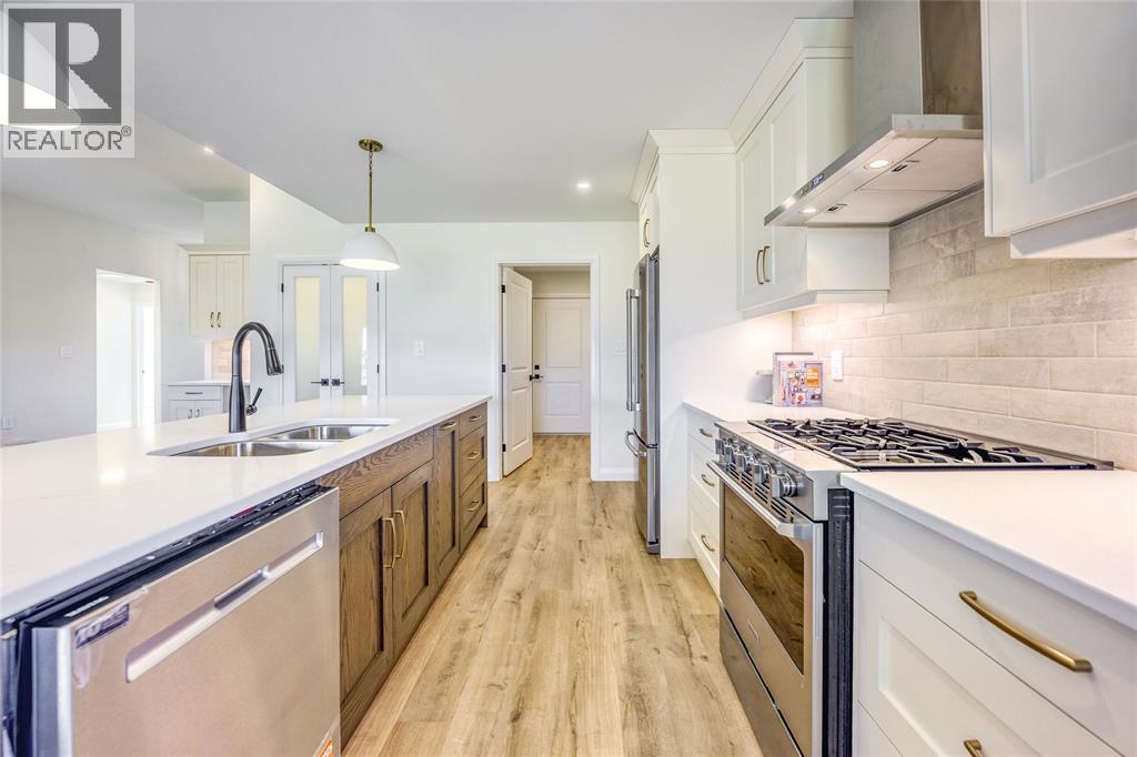 3515 Mia Lane, Plympton-Wyoming, ON - Indoor Photo Showing Kitchen With Double Sink With Upgraded Kitchen