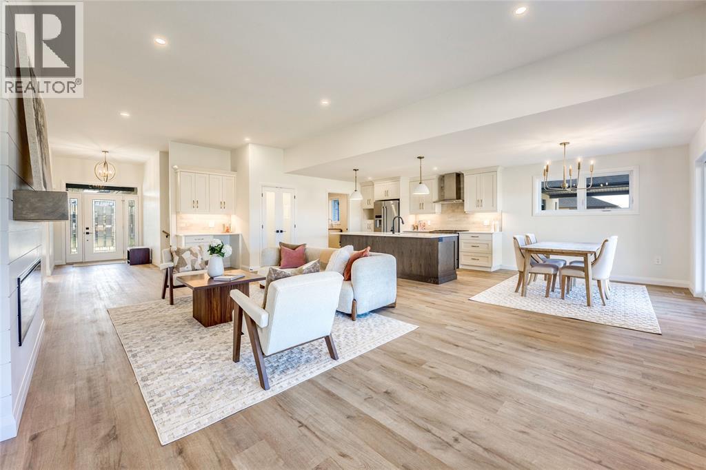 3515 Mia Lane, Plympton-Wyoming, ON - Indoor Photo Showing Living Room