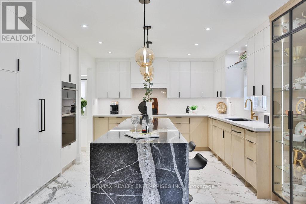 1520 Drymen Crescent, Mississauga, ON - Indoor Photo Showing Kitchen With Upgraded Kitchen