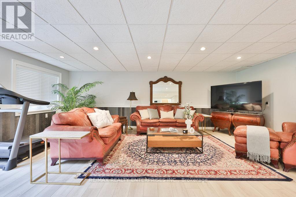 1520 Drymen Crescent, Mississauga, ON - Indoor Photo Showing Living Room