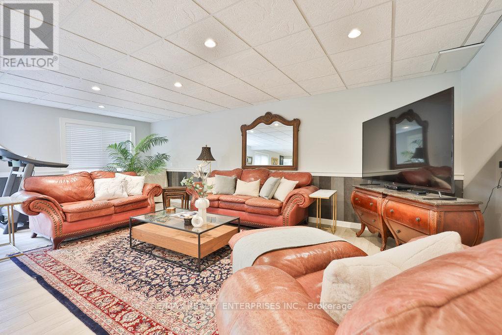 1520 Drymen Crescent, Mississauga, ON - Indoor Photo Showing Living Room