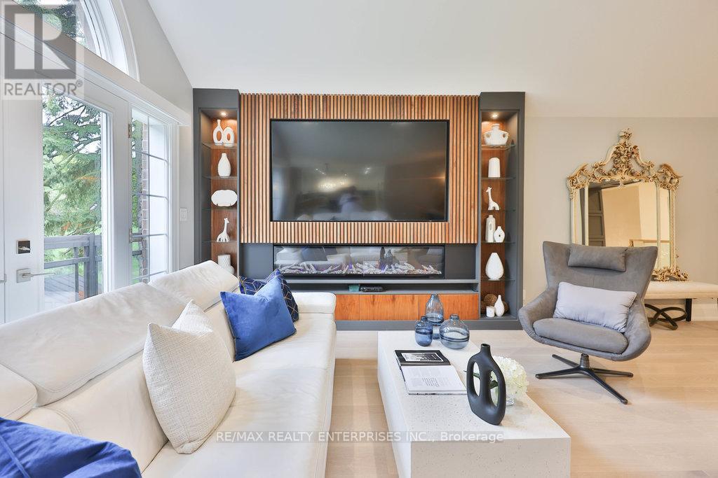 1520 Drymen Crescent, Mississauga, ON - Indoor Photo Showing Living Room