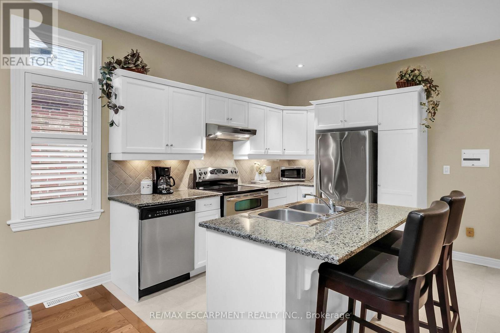 4 - 8 Muscat Drive, Grimsby, ON - Indoor Photo Showing Kitchen With Double Sink With Upgraded Kitchen