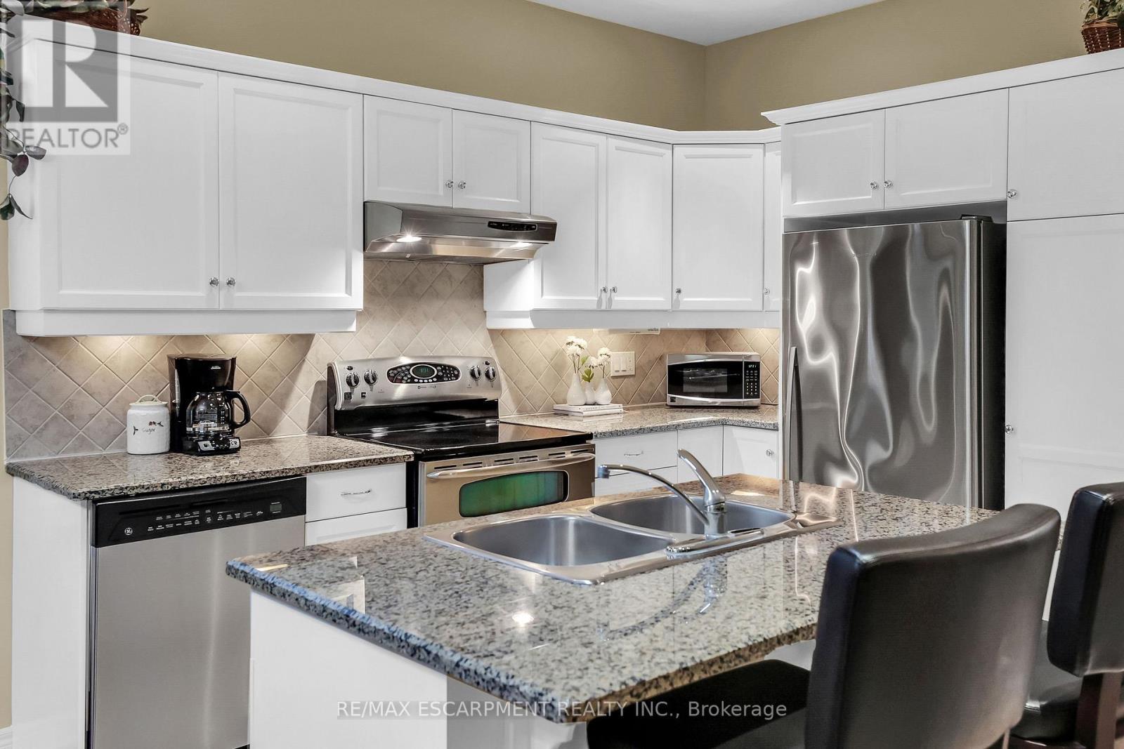 4 - 8 Muscat Drive, Grimsby, ON - Indoor Photo Showing Kitchen With Double Sink With Upgraded Kitchen