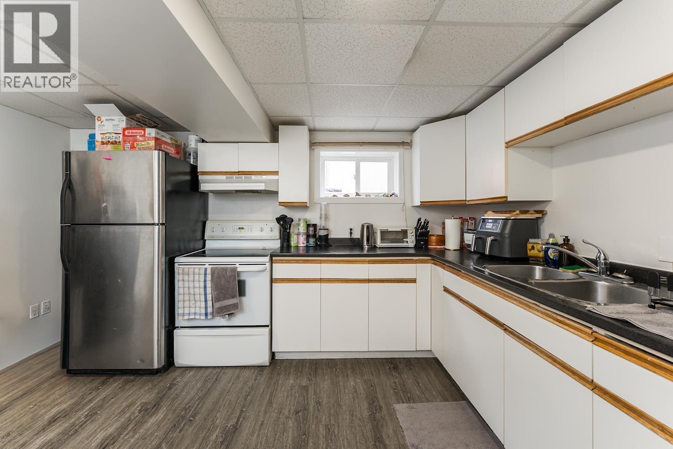 2020 Ross Crescent, Prince George, BC - Indoor Photo Showing Kitchen With Double Sink