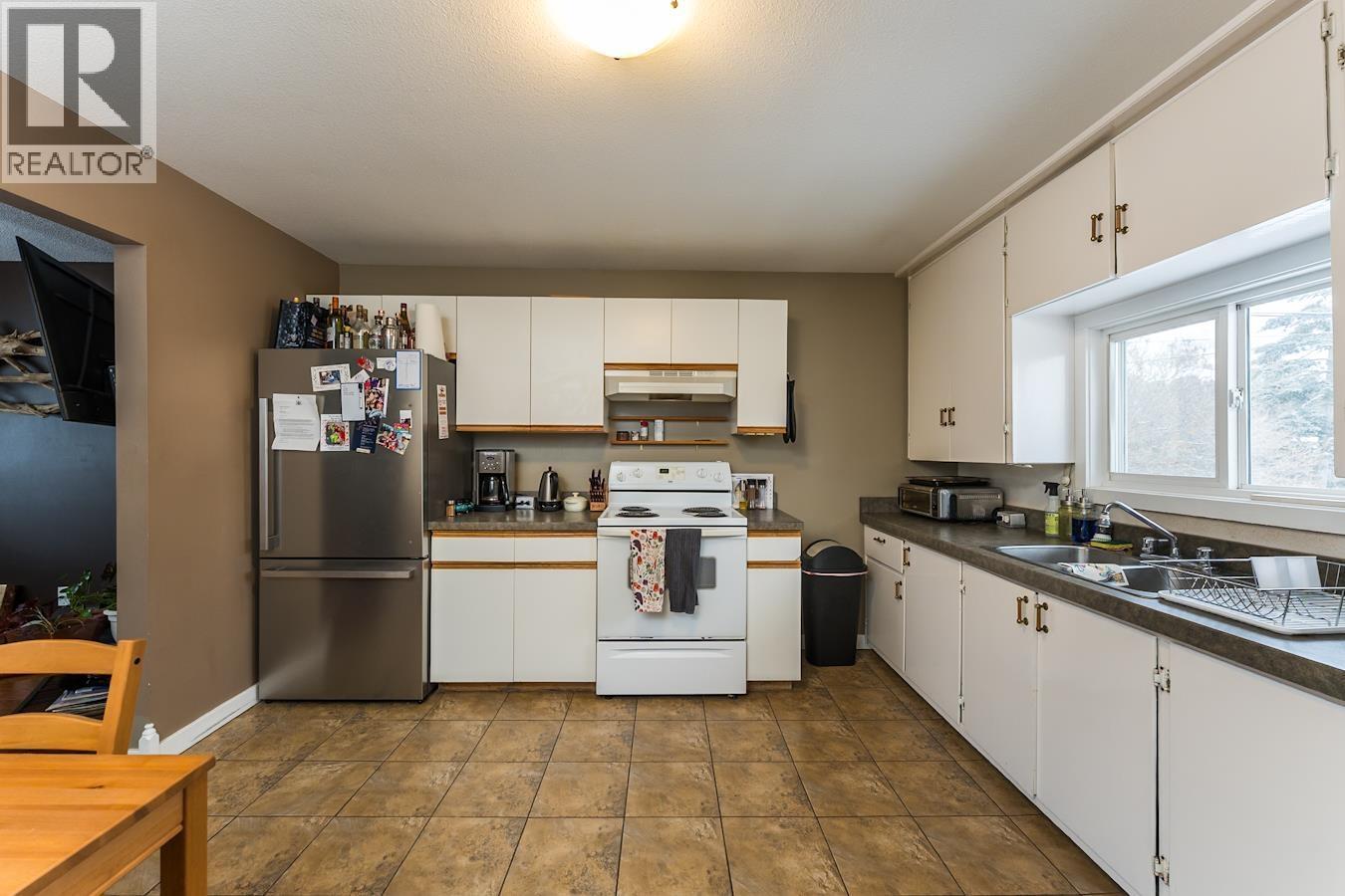 2020 Ross Crescent, Prince George, BC - Indoor Photo Showing Kitchen With Double Sink
