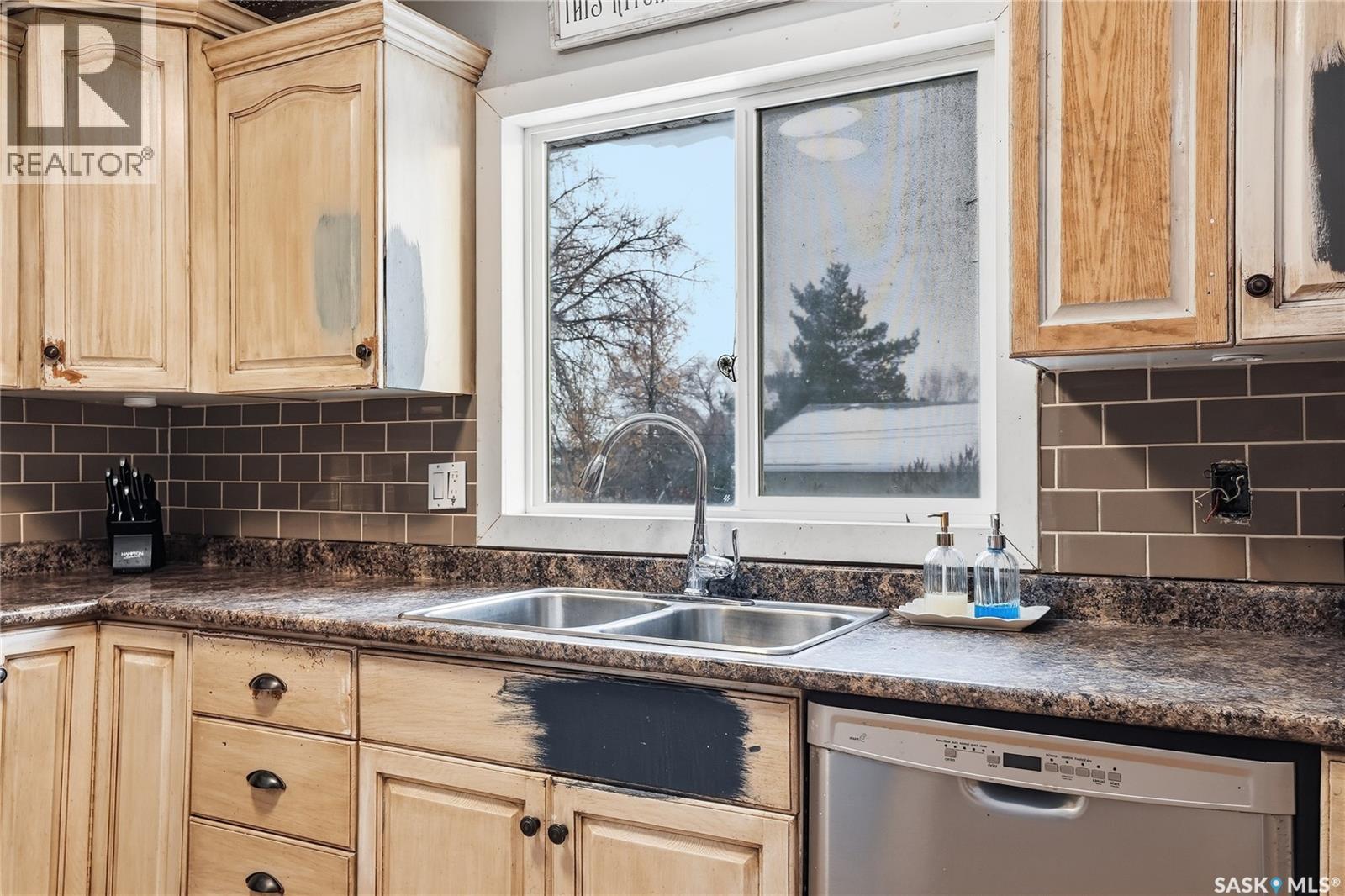 5 4Th Avenue N, Martensville, SK - Indoor Photo Showing Kitchen With Double Sink