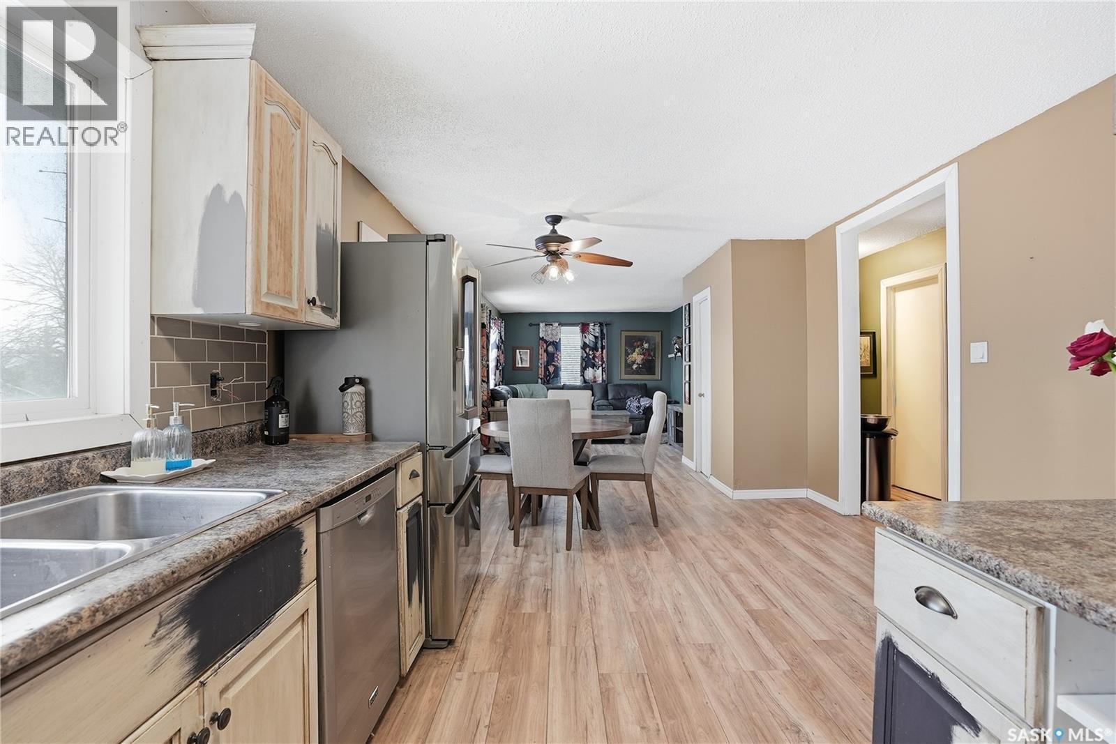 5 4Th Avenue N, Martensville, SK - Indoor Photo Showing Kitchen With Double Sink