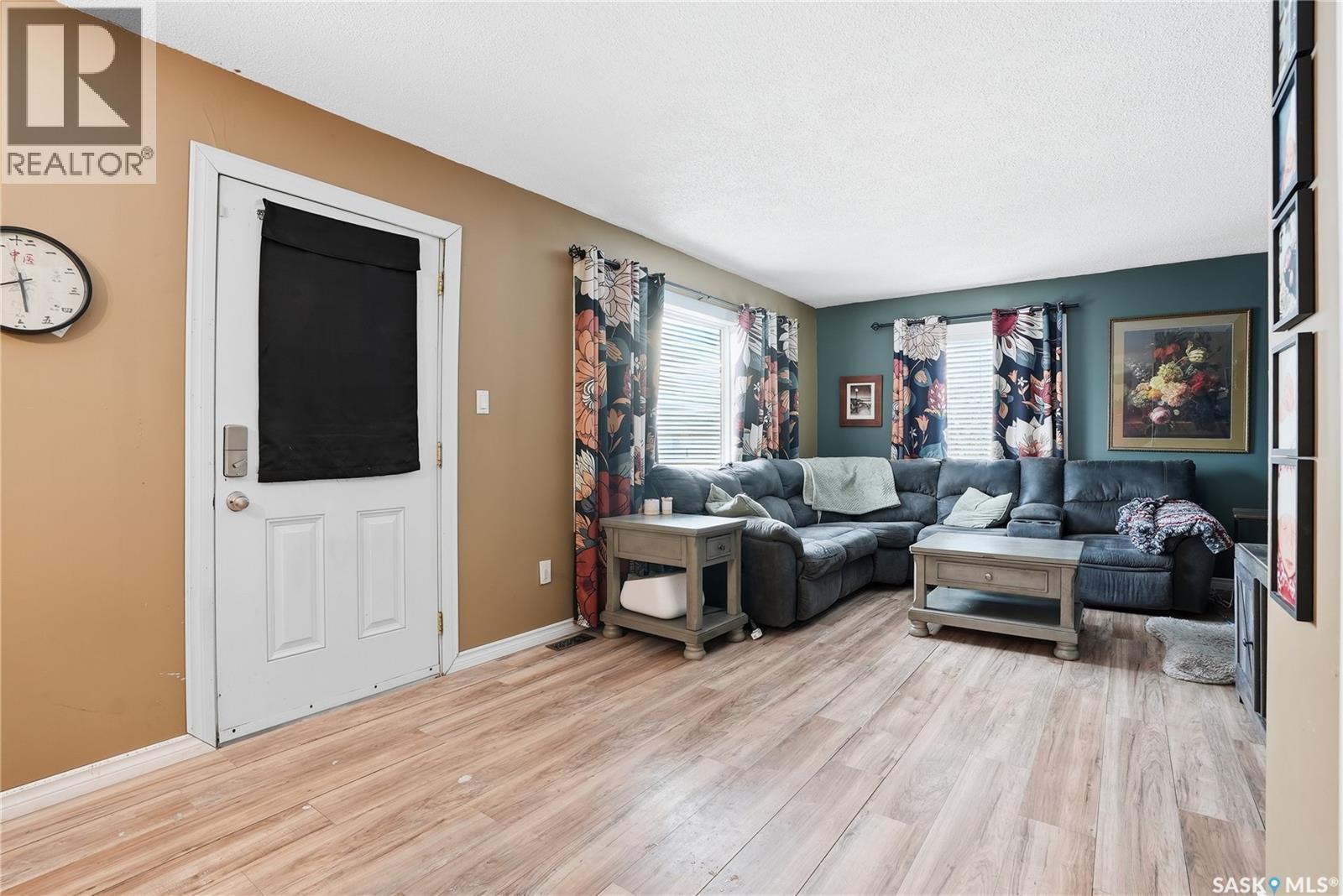 5 4Th Avenue N, Martensville, SK - Indoor Photo Showing Living Room