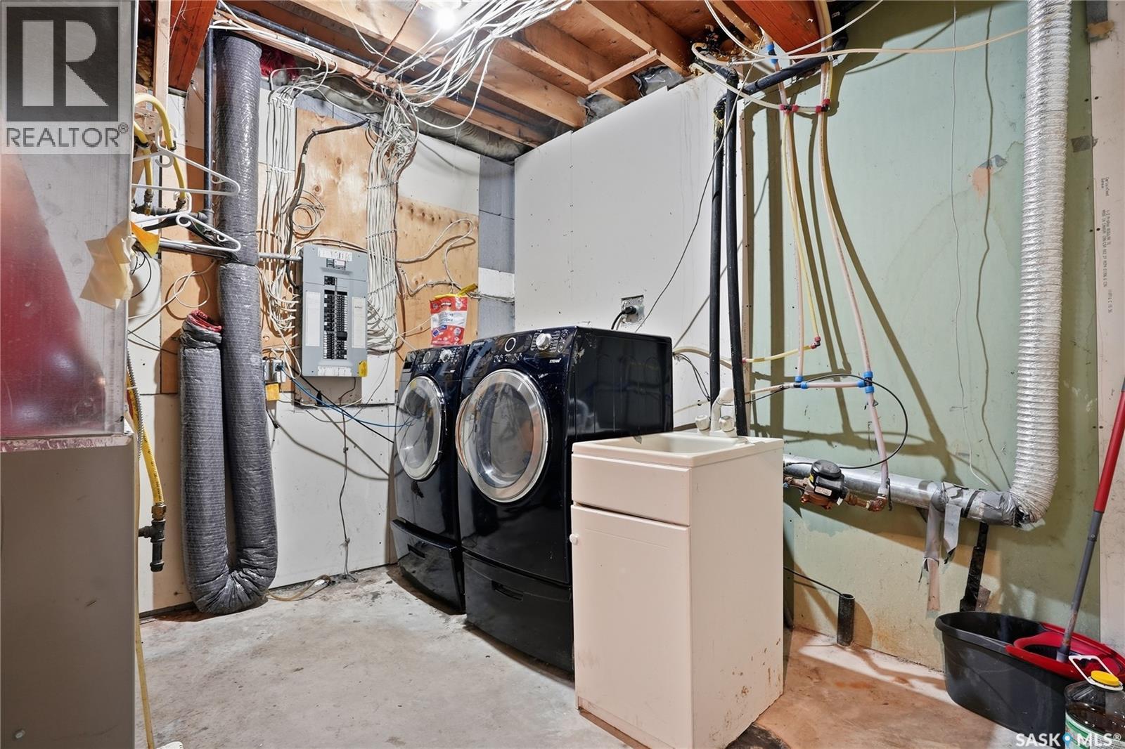 5 4Th Avenue N, Martensville, SK - Indoor Photo Showing Laundry Room