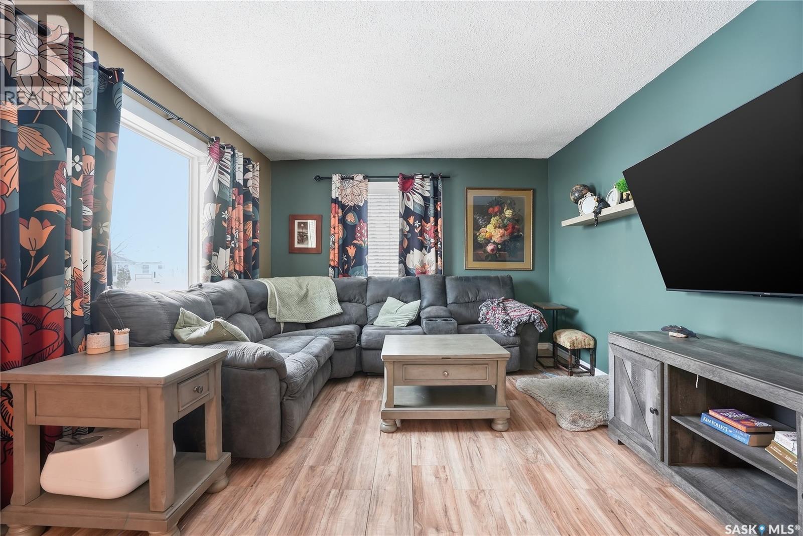 5 4Th Avenue N, Martensville, SK - Indoor Photo Showing Living Room