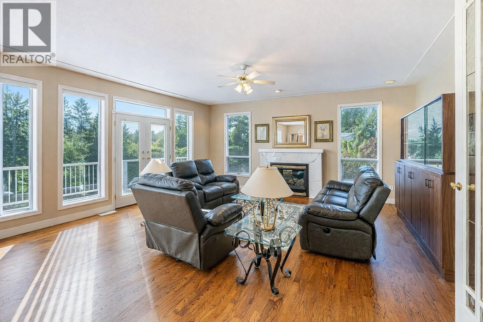 1465 West Kelowna Road, West Kelowna, BC - Indoor Photo Showing Living Room With Fireplace