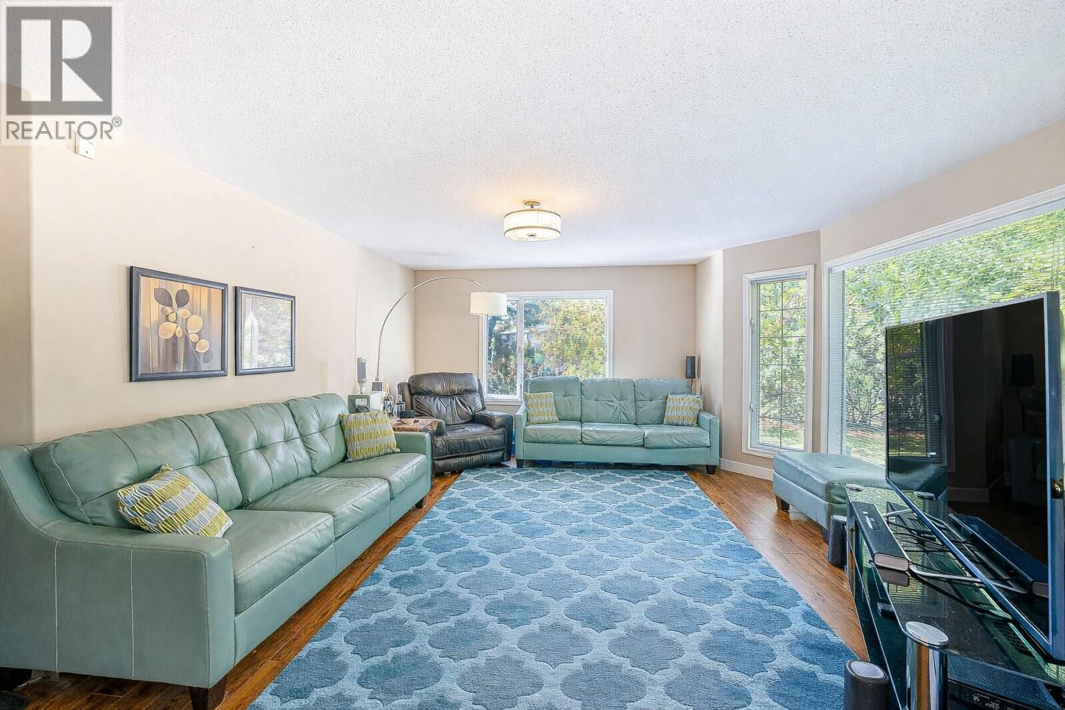 1465 West Kelowna Road, West Kelowna, BC - Indoor Photo Showing Living Room