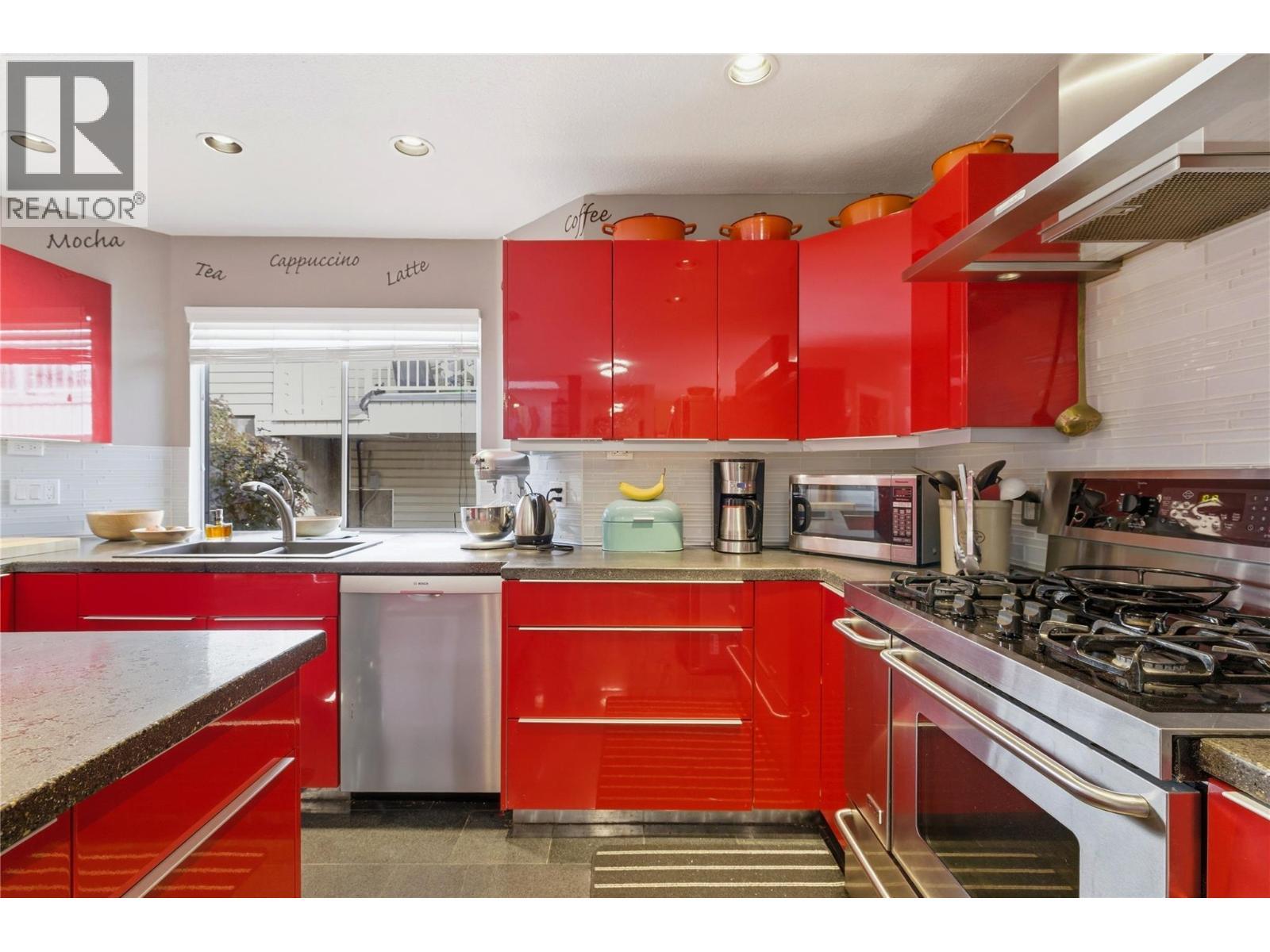 3109 Ensign Way, Kelowna, BC - Indoor Photo Showing Kitchen With Double Sink