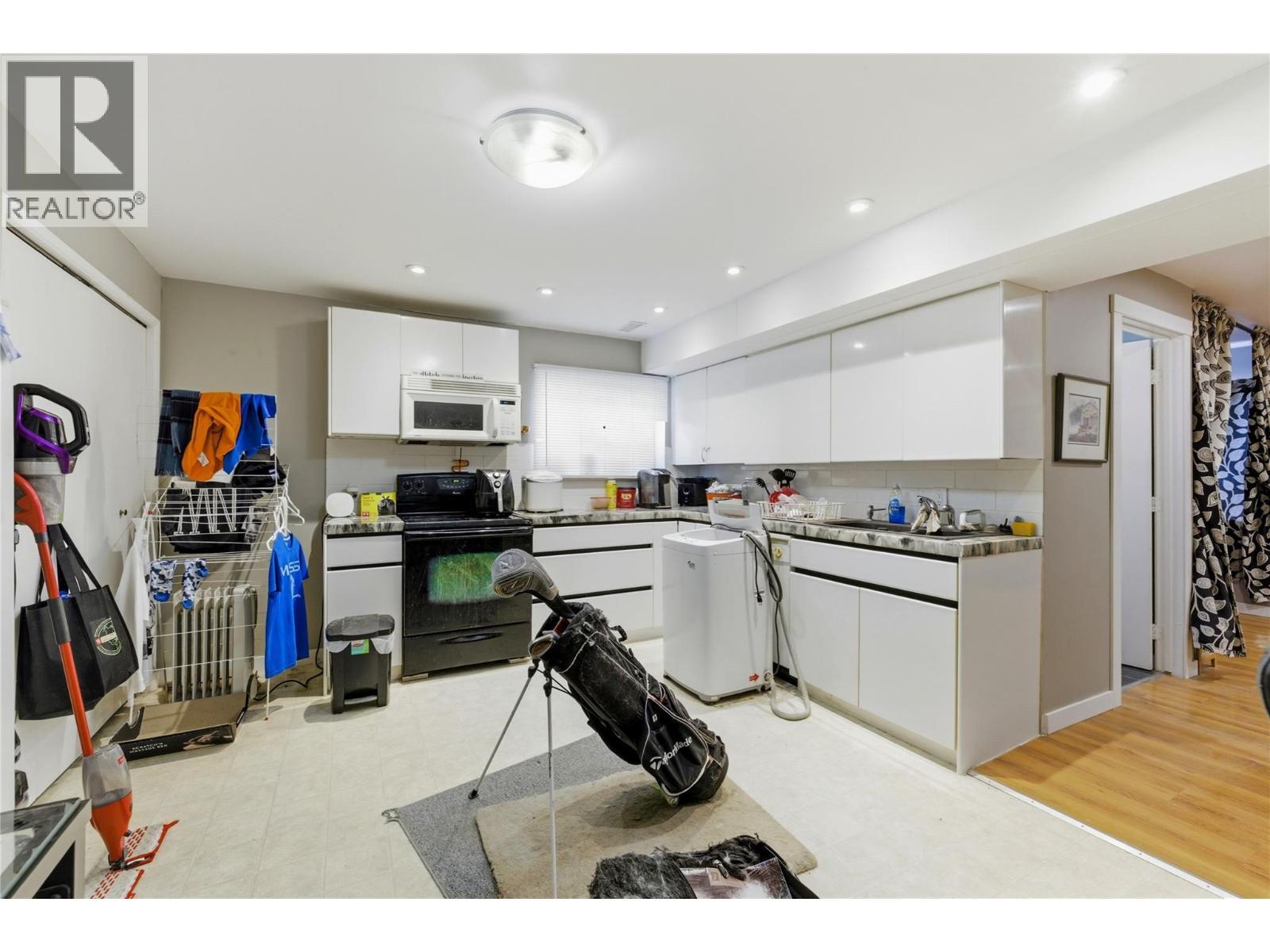 3109 Ensign Way, Kelowna, BC - Indoor Photo Showing Kitchen